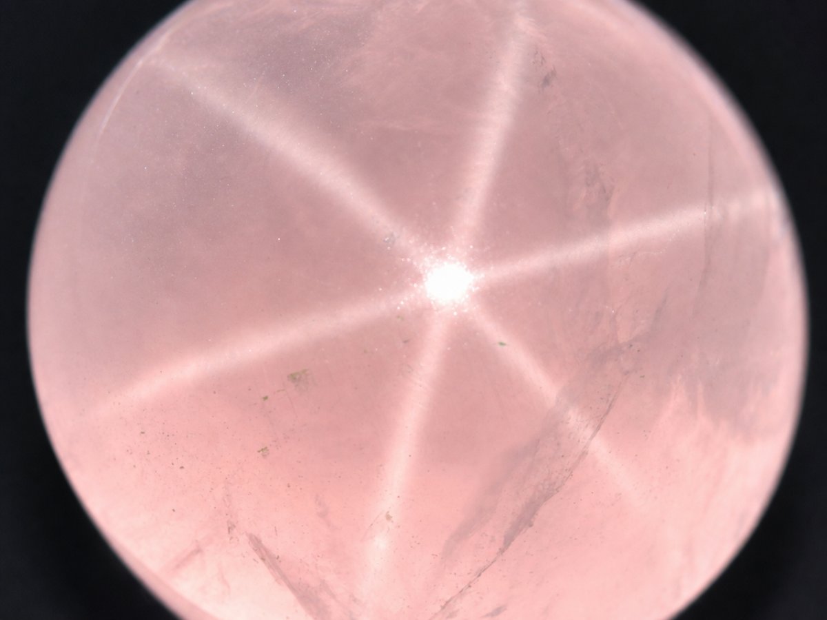 Gros plan sur des pierres précieuses de quartz rose étoilé naturel