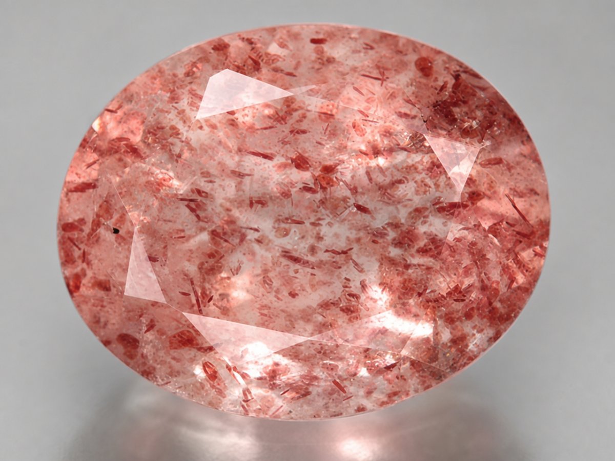 Gros plan sur des pierres précieuses naturelles de quartz fraise