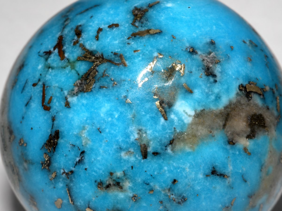 Gros plan sur des pierres précieuses turquoise naturelles