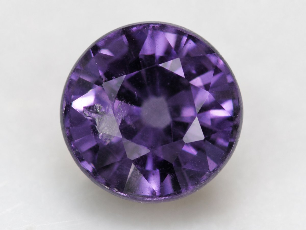 Gros plan sur des pierres précieuses naturelles de spinelle violette