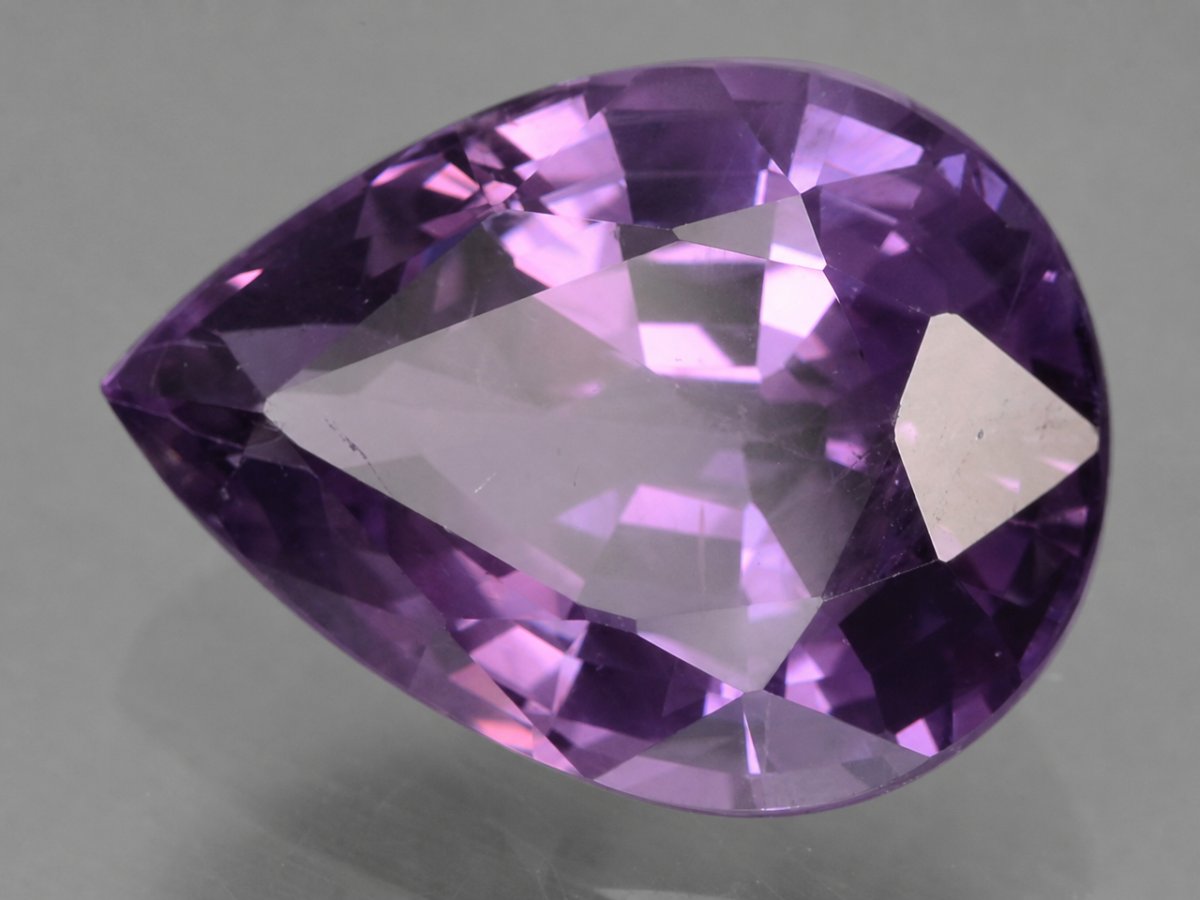 Gros plan sur des pierres précieuses naturelles de spinelle violette