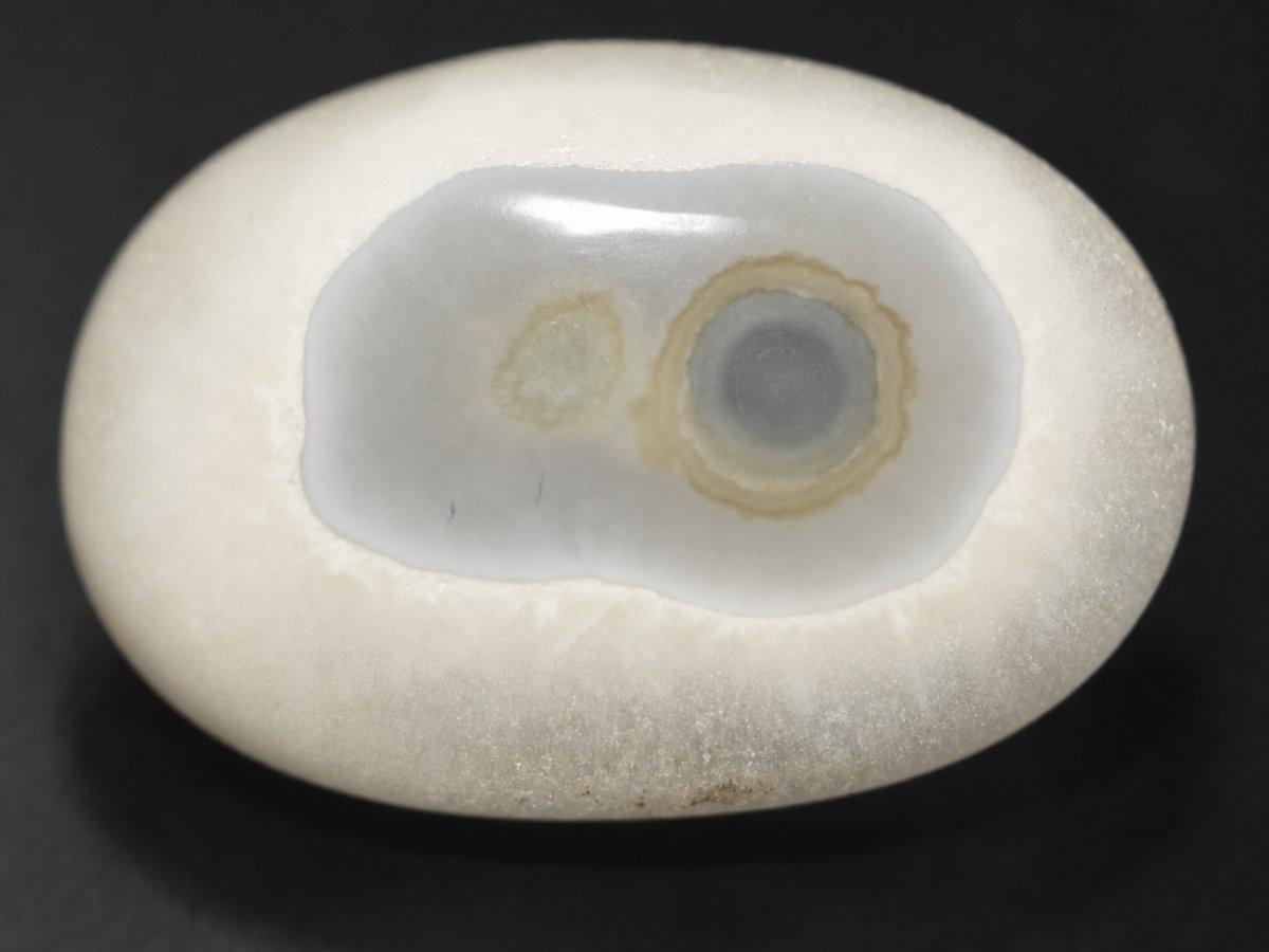 Gros plan sur des pierres précieuses d'agate blanche naturelle