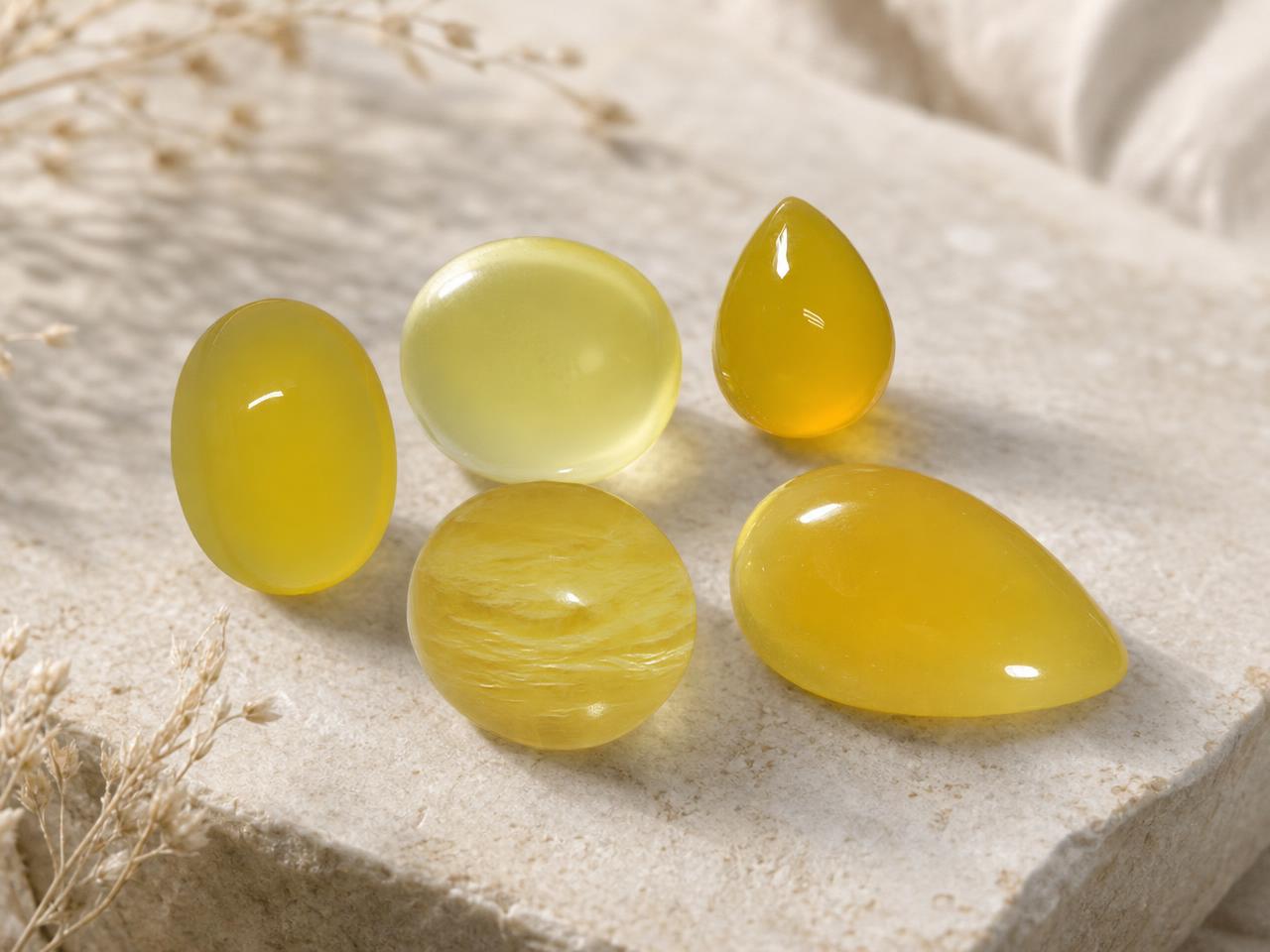 Assortiment de cabochons jaunes en vrac aux tons chauds dorés