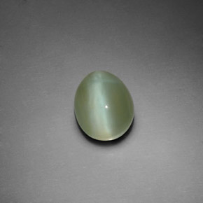 Actinolite cat's eye vert naturelle coupe ovale, 3,02 ct, transparent