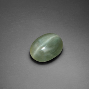 Actinolite cat's eye vert naturelle coupe ovale, 2,21 ct, transparent