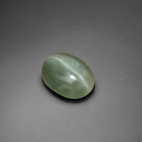 Actinolite cat's eye vert naturelle coupe ovale, 2,21 ct, transparent