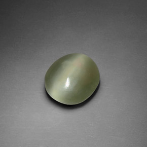 Actinolite cat's eye vert naturelle coupe ovale, 2,33 ct, transparent