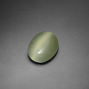 Actinolite cat's eye vert naturelle coupe ovale, 2,20 ct, transparent