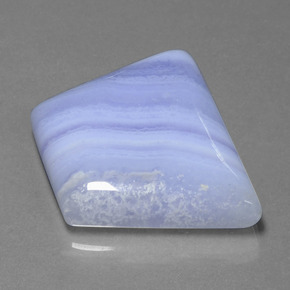 Agate violet naturelle forme fantaisie, 48,95 ct, translucide