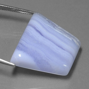 Agate violet naturelle forme fantaisie, 48,95 ct, translucide