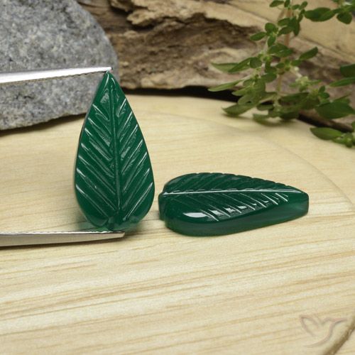 Shop natural 10.48ct Vert foncé moyen Agate gems, Fantaisie, from Inde at GemSelect. In stock, global shipping!