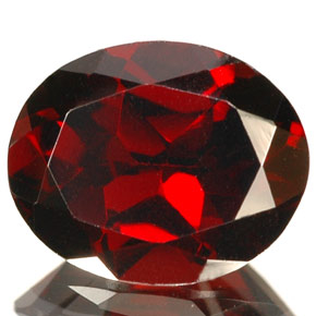 Grenat Almandin Rouge foncé naturelle Coupe ovale, 3.01 ct, VS