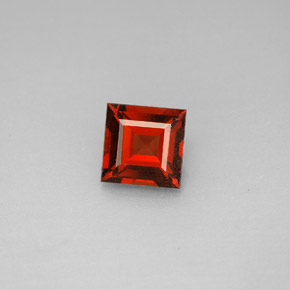 Grenat Almandin Rouge foncé naturelle Carré, 1.18 ct, VVS-VS