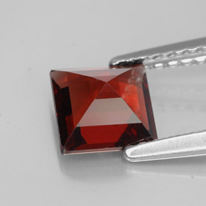 Grenat Almandin Rouge foncé naturelle Carré, 1.18 ct, VS
