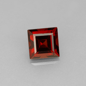 Grenat almandin rouge naturelle carré, 1,35 ct, VS