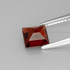 Grenat almandin rouge naturelle carré, 1,35 ct, VS