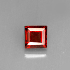 Grenat Almandin Rouge naturelle Carré, 0.63 ct, VVS-VS