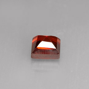 Grenat Almandin Rouge naturelle Carré, 0.63 ct, VVS-VS