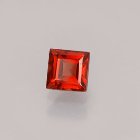 Grenat almandin rouge naturelle carré, 0,59 ct, VVS-VS