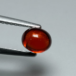 Grenat almandin rouge naturelle coupe ovale, 1,06 ct, translucide