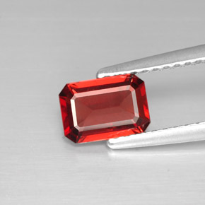 Grenat Almandin Rouge naturelle Taille émeraude, 0.96 ct, VS