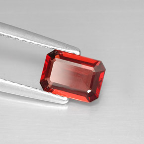 Grenat Almandin Rouge naturelle Taille émeraude, 0.96 ct, VS