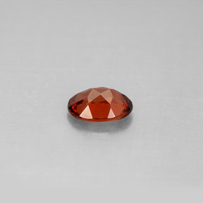Grenat Almandin Rouge foncé naturelle Coupe ovale, 0.90 ct, VVS-VS