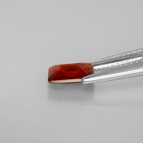 Grenat almandin rouge naturelle taille émeraude, 1,03 ct, VS