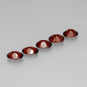 Achetez naturel ct Rouge foncé Grenat Almandin gems, Coupe ovale, En provenance Madagascar chez GemSelect. En stock, livraison internationale!