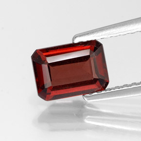 Grenat almandin rouge naturelle taille émeraude, 1,28 ct, VS