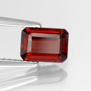 Grenat almandin rouge naturelle taille émeraude, 1,28 ct, VS