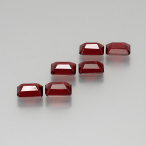 Achetez naturel ct Rouge foncé Grenat Almandin gems, Taille émeraude, En provenance Madagascar chez GemSelect. En stock, livraison internationale!