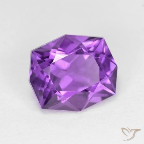 Améthyste Violet moyen naturelle Fantaisie, 4.36 ct, VVS-VS