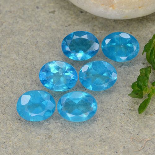 1.96ctw Naturel Azur profond Apatite, ovale, VS
