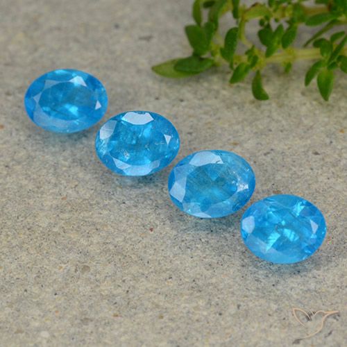 1.62ctw Naturel Bleu azur intense Apatite, ovale, VS