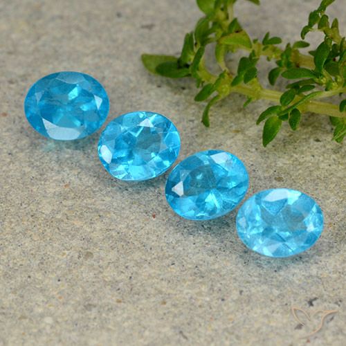 1.57ctw Naturel Bleu moyen Apatite, ovale, VS