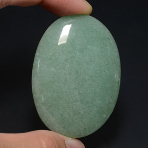 Aventurine vert naturelle coupe ovale, 102,50 ct, opaque