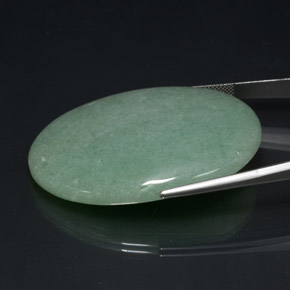Aventurine vert naturelle coupe ovale, 102,50 ct, opaque