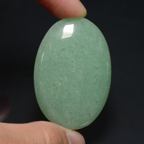 Aventurine vert naturelle coupe ovale, 65,37 ct, opaque