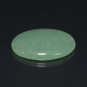 Aventurine vert naturelle coupe ovale, 65,37 ct, opaque
