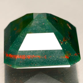 Pierre de sang Vert Tacheté naturelle Taille émeraude, 9.41 ct, Opaque
