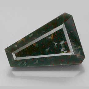 Héliotrope vert naturelle forme fantaisie, 7,35 ct, opaque