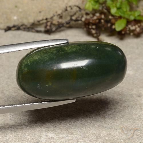 Pierre de sang Vert avec rouge naturelle ovale, 21.80 ct, Opaque