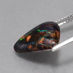 Opale boulder multicolore naturelle forme fantaisie, 5,75 ct, opaque