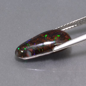 Opale boulder multicolore naturelle forme fantaisie, 4,97 ct, opaque