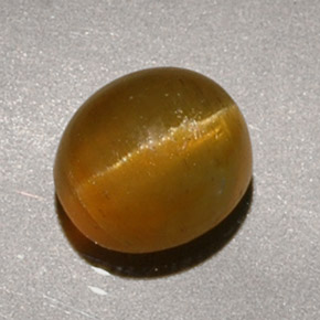 Cat's eye apatite jaune naturelle coupe ovale, 1,90 ct, translucide