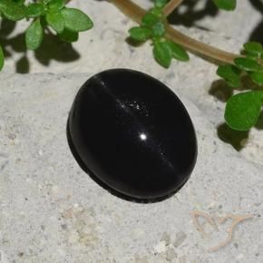 Scapolite œil de chat Noire naturelle ovale, 4.10 ct, Opaque