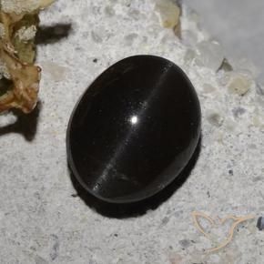 Scapolite œil de chat Noire naturelle ovale, 2.35 ct, Translucide