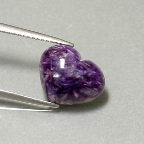 Charoïte violet naturelle forme de coeur, 5,06 ct, opaque