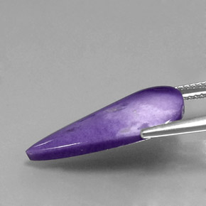 Charoïte violet naturelle en forme de poire, 5,81 ct, opaque